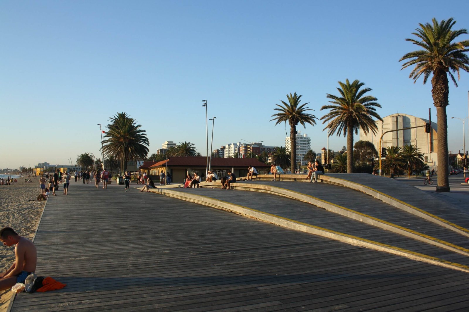 Relaxte Atmosphäre an der St-Kilda Promenade