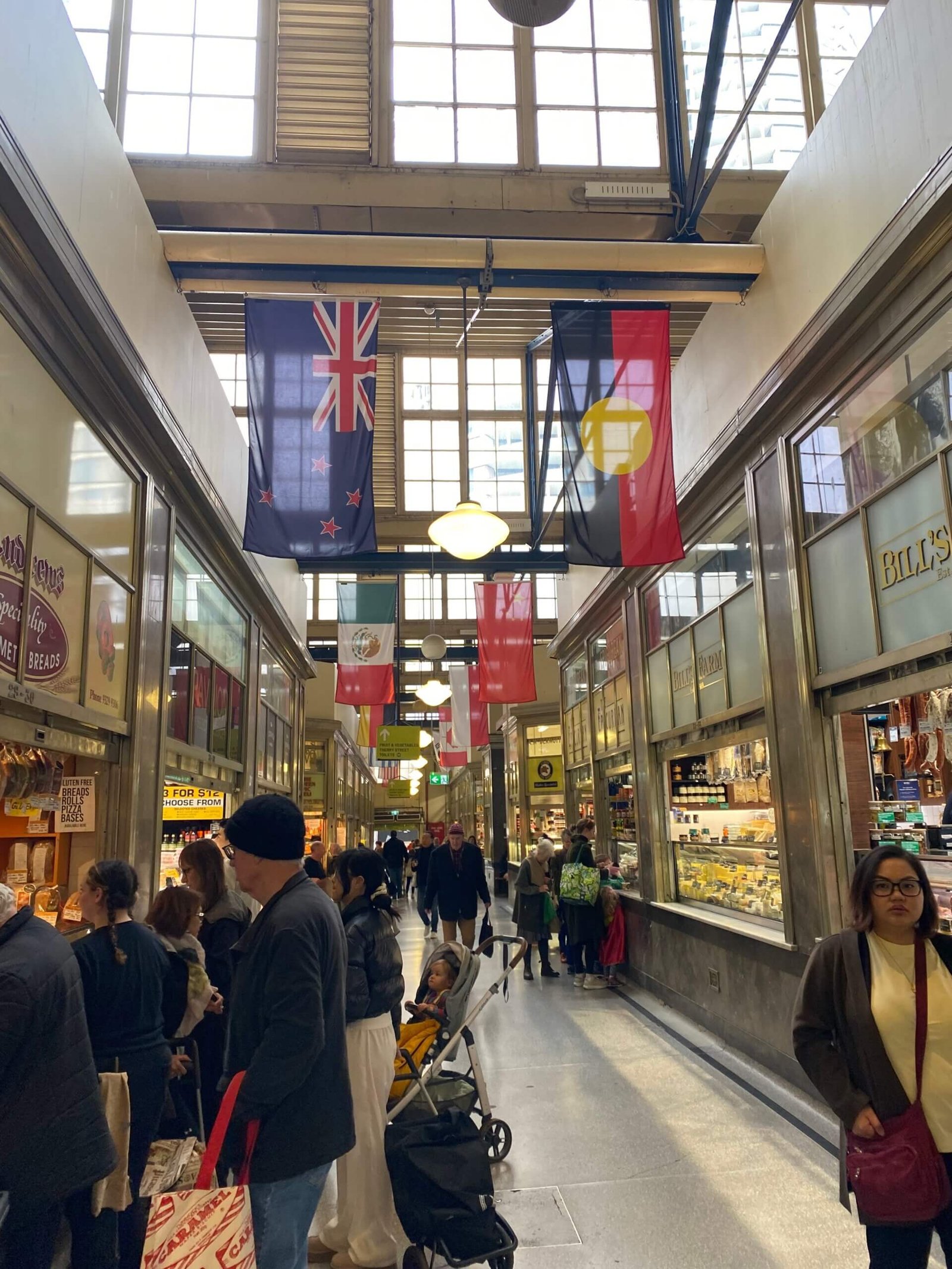 Markthalle innen mit Fleisch und Fischständen