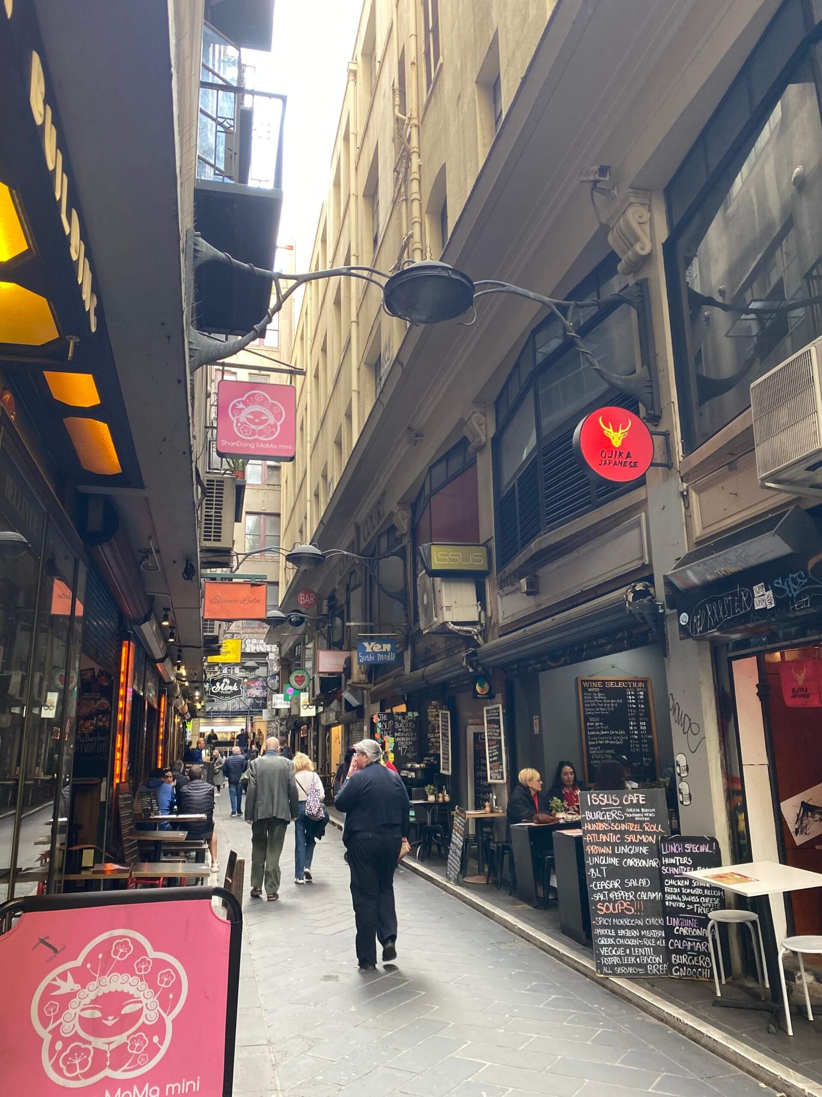 Süße Gässchen mit Kaffes und Bars