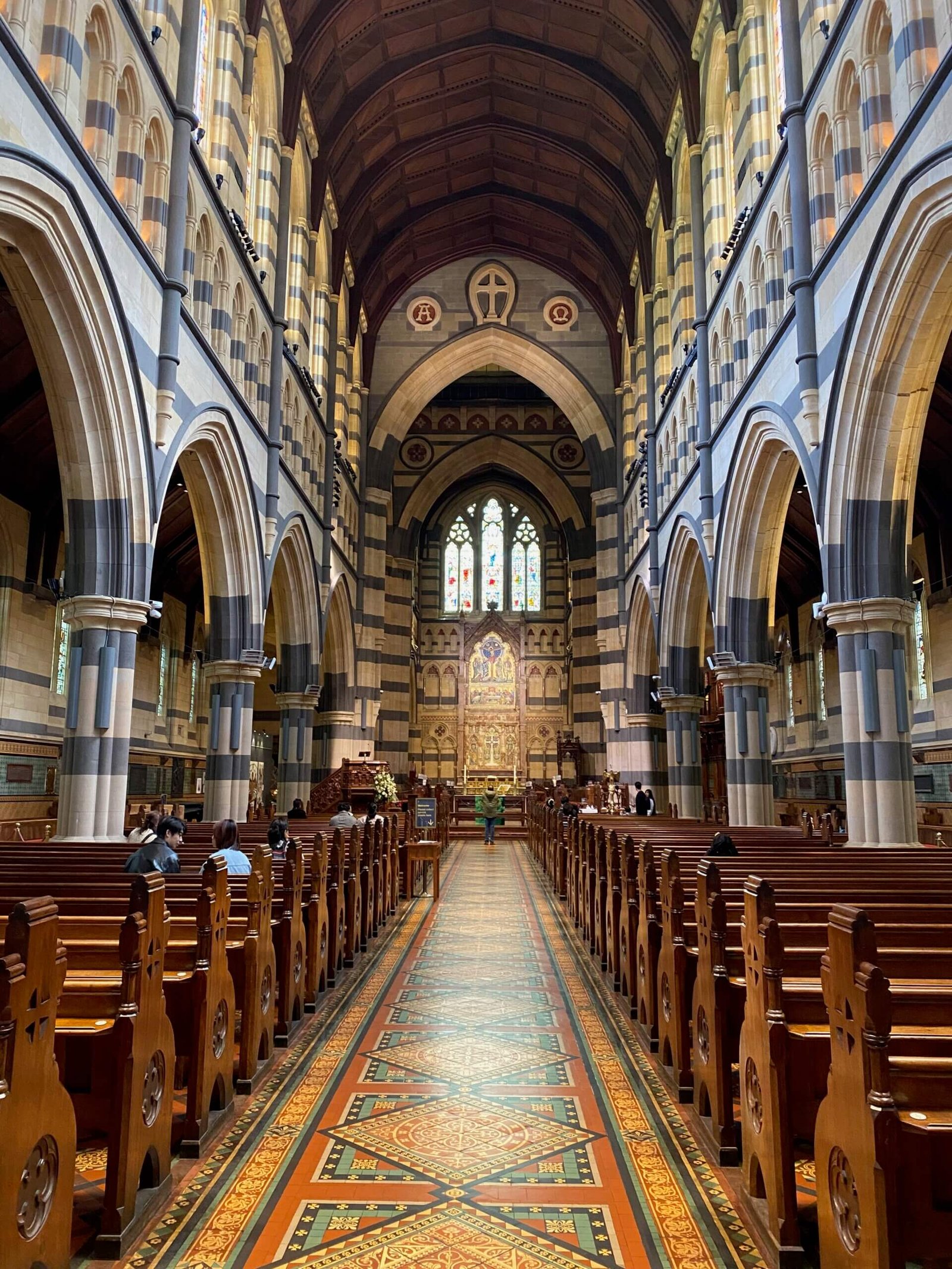 Gegenüber der Flinders Station befindet sich die St- Paul Cathedral. 