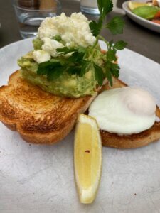 Typischen australisches Frühstück - Avocado auf Toast mit Ei