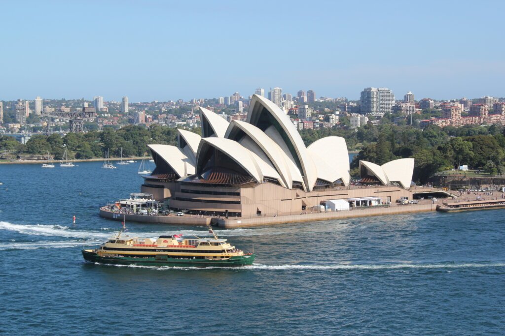 SydneyOpera mit der Fähre nach Manly im Vordergrund