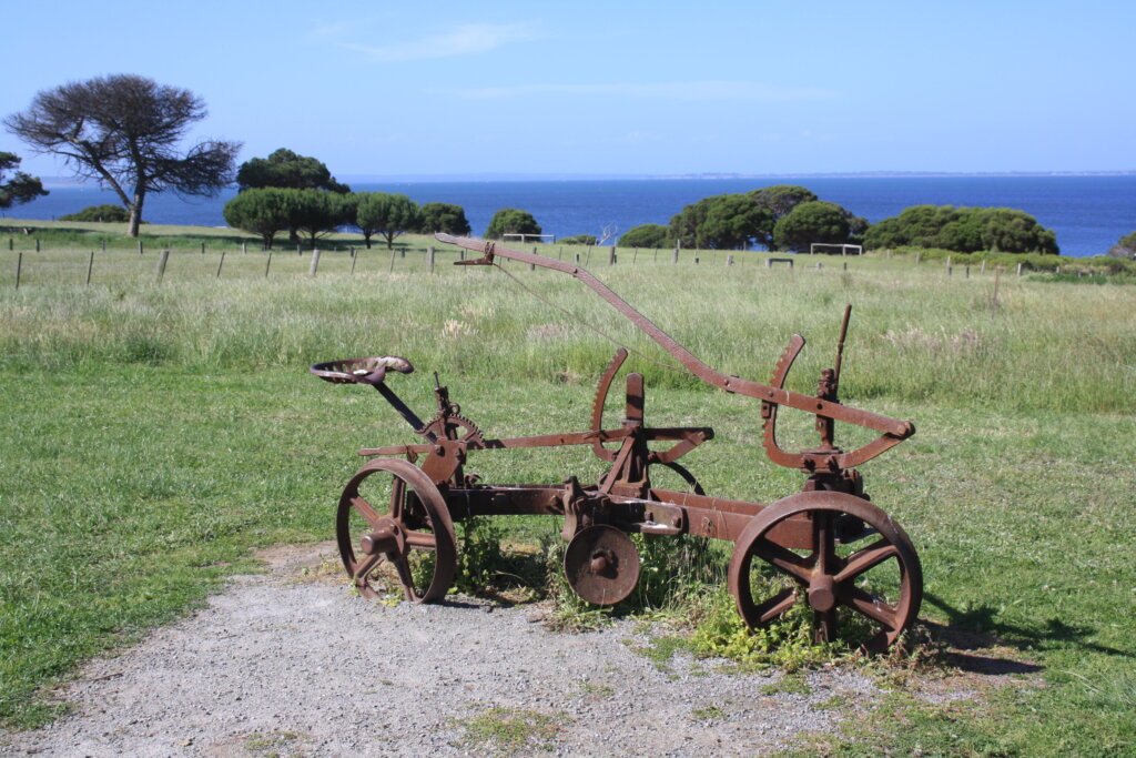 Altes Landwirtschaftliches Gerät auf Churchill Island in der Nähe von Philipp Island, Victoria Australien