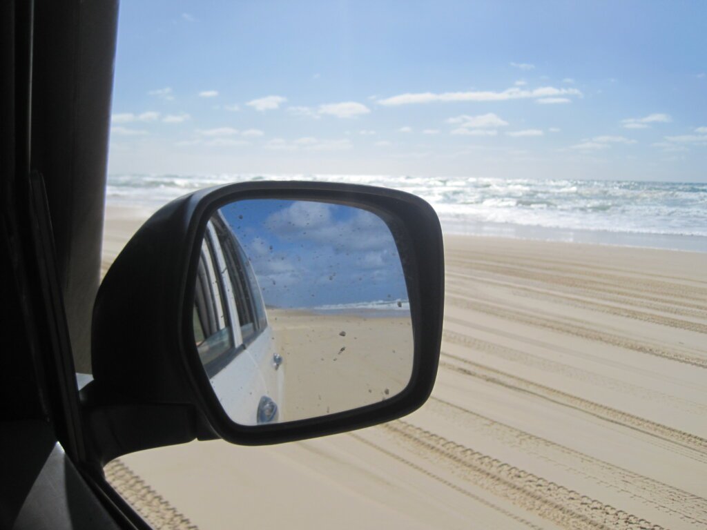 75 Miles Beach Fraser Island Queensland - der Blick in den Rückspiegel eines 4WD