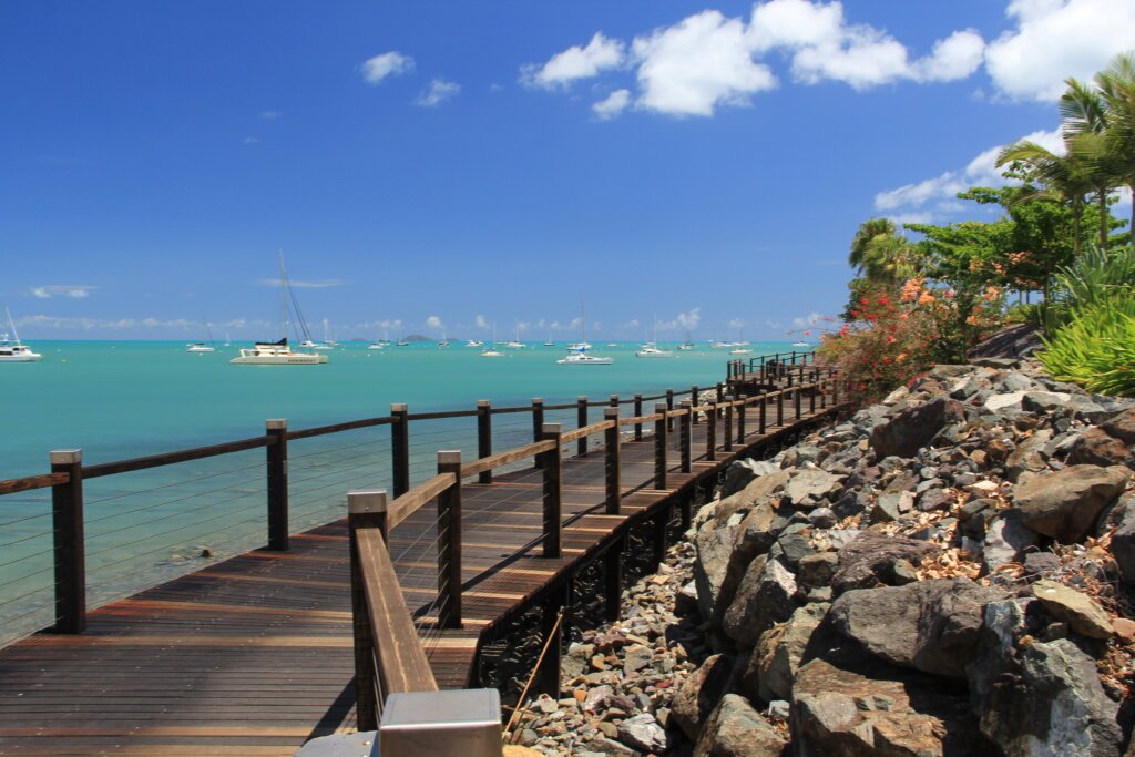 Turtle_Boardwalk_Airlie_Beach Boardwalk in Airlie Beach am Wasser entlang